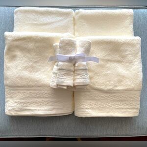 Vintage NWT Set of Four Luxury Cream Bath Towels and Four Matching Washcloths